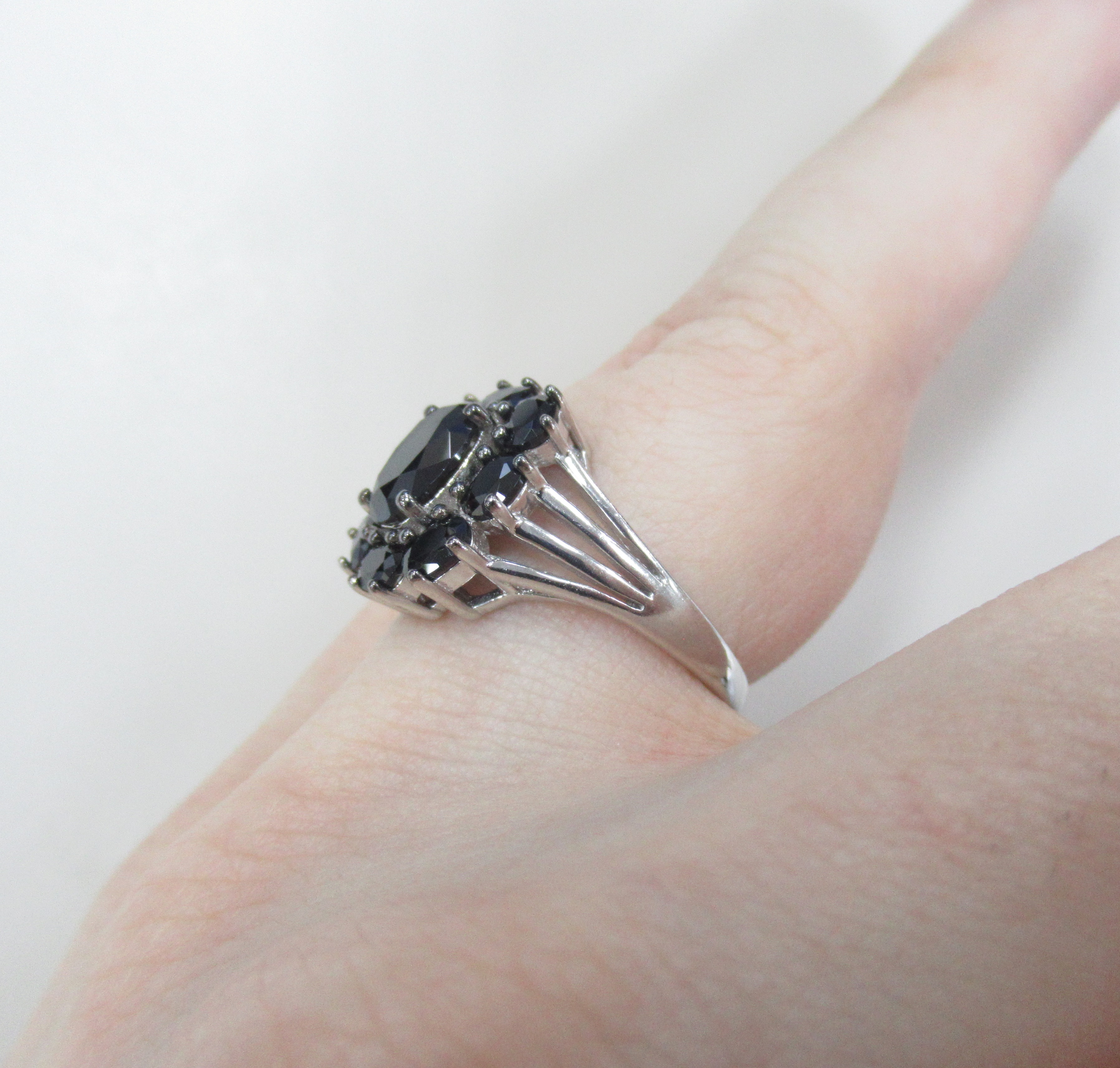 Серебряное кольцо со шпинелью "Цветок"